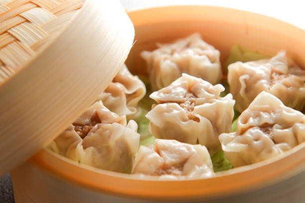 dumpling de carne al vapor - shumai fotografías e imágenes de stock