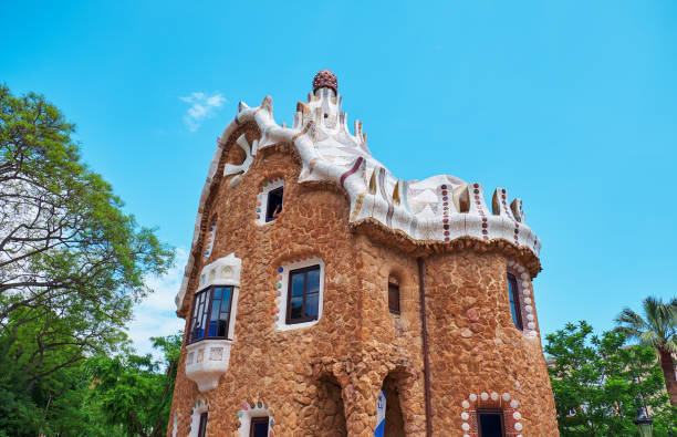 park guell nella parte alta di barcellona, creato da antonio gaudi - antonio gaudi outdoors horizontal barcelona foto e immagini stock