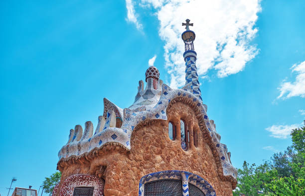 park guell nella parte alta di barcellona, creato da antonio gaudi - antonio gaudi outdoors horizontal barcelona foto e immagini stock