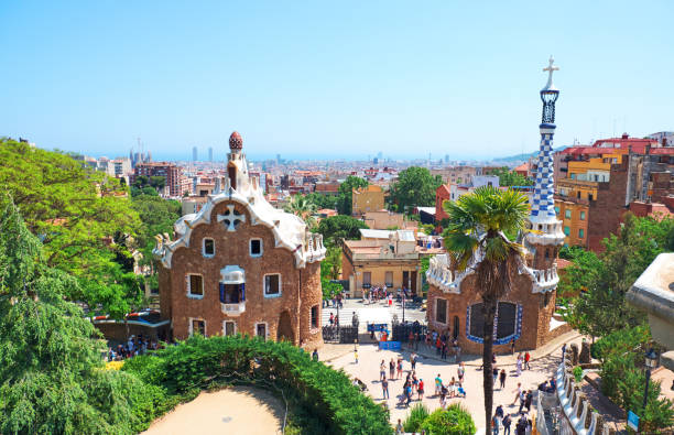 park guell nella parte alta di barcellona, creato da antonio gaudi - antonio gaudi outdoors horizontal barcelona foto e immagini stock