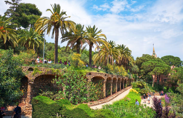 park guell nella parte alta di barcellona, creato da antonio gaudi - antonio gaudi outdoors horizontal barcelona foto e immagini stock