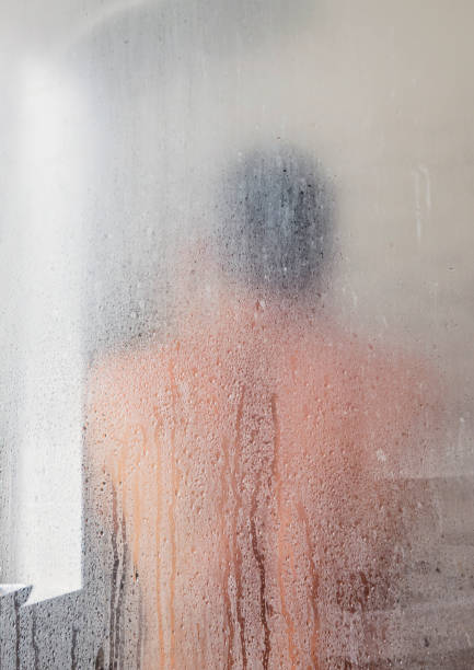 샤워 오두막에서 성인 남자의 실루엣 - men naked shower bathroom 뉴스 사진 이미지