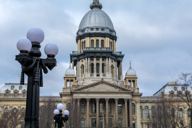 Morning light on the state capitol building in Springfield, Illinois. Morning light on the state capitol building in Springfield, Illinois. springfield illinois skyline stock pictures, royalty-free photos & images