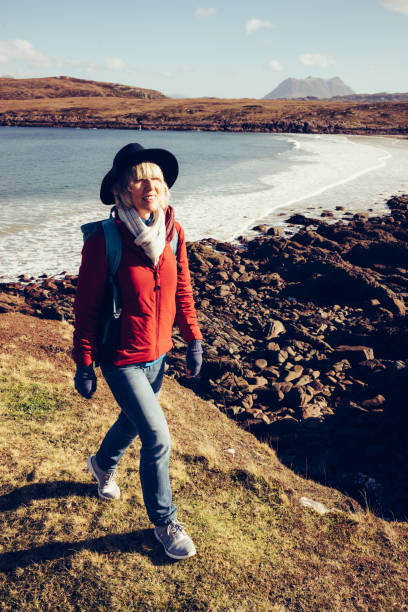 carefree woman en achnahaird bay, coigach, escocia - inverpolly nature reserve fotografías e imágenes de stock