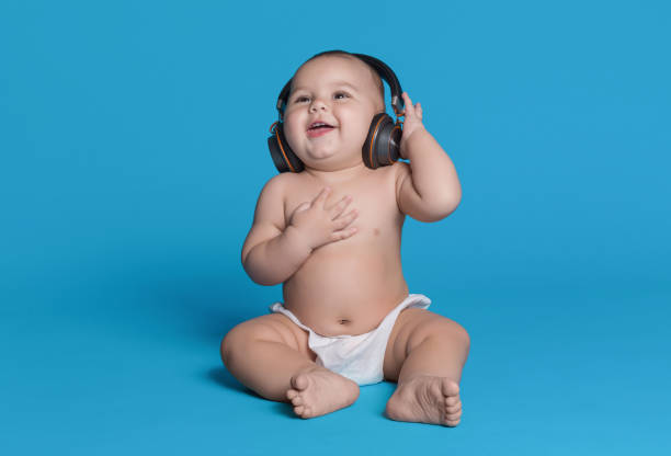 carino bambino che ride ascoltando musica - music listening child smiling foto e immagini stock