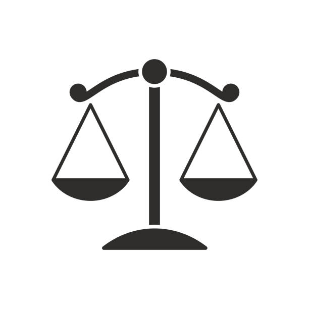 symbole der gerechtigkeit auf weißem hintergrund - legal scales stock-grafiken, -clipart, -cartoons und -symbole