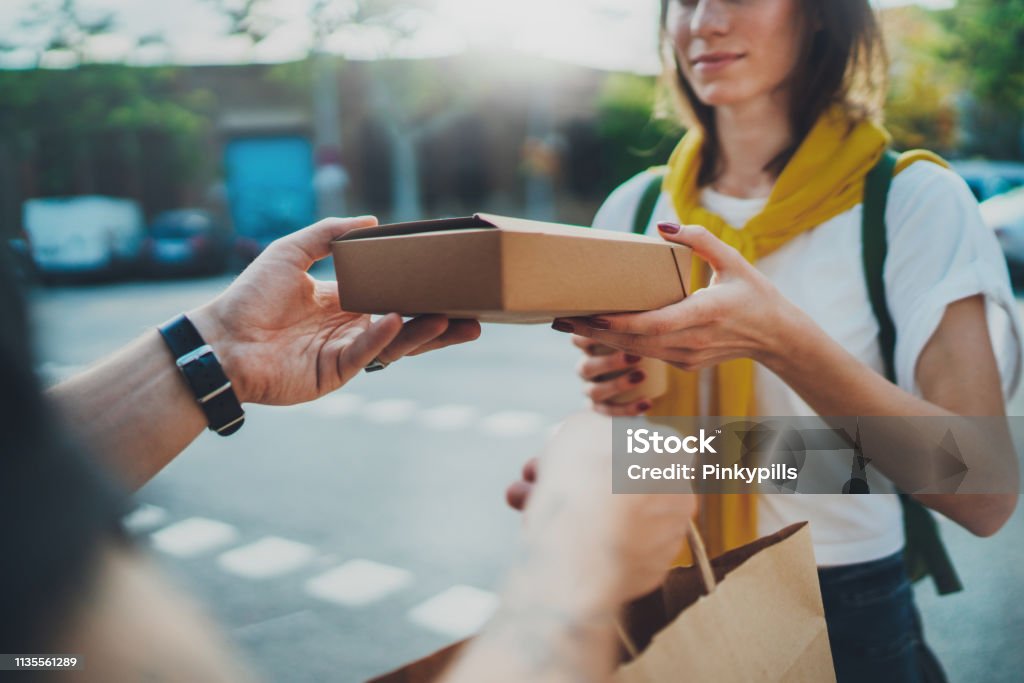 Le Messager masculin avec le vélo n'a livré aucun sac d'achat de nom au client. Service de livraison de courrier à la maison. - Photo de Livraison libre de droits