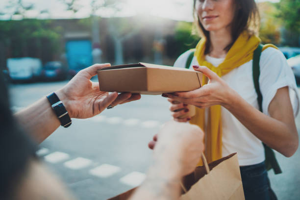 o correio masculino com bicicleta entregou nenhum saco de compra conhecido ao cliente. courier serviço de entrega de alimentos em casa. - places to go - fotografias e filmes do acervo