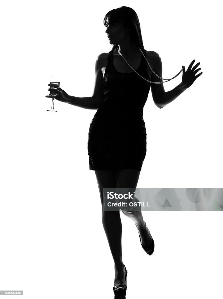 silhouette élégante Femme buvant cocktail de faire la fête - Photo de Cadrage en pied libre de droits