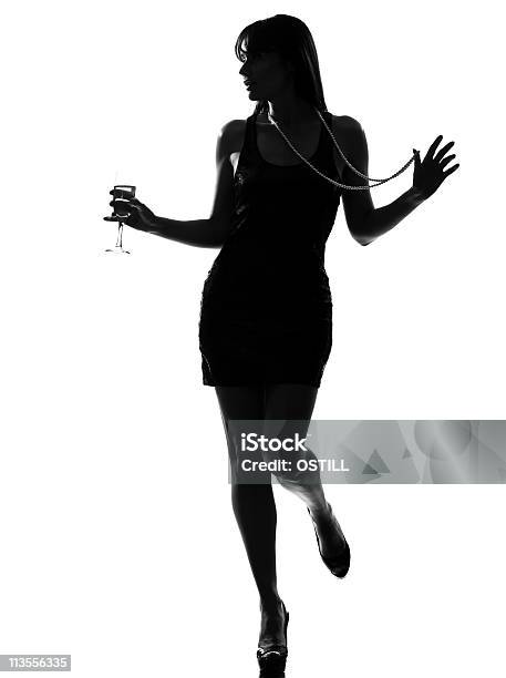 Photo libre de droit de Silhouette Élégante Femme Buvant Cocktail De Faire La Fête banque d'images et plus d'images libres de droit de Cadrage en pied