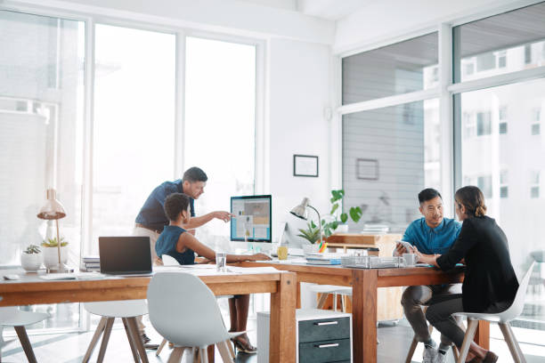 この事務所はチームワークで走る - office furniture open plan desk ストックフォトと画像