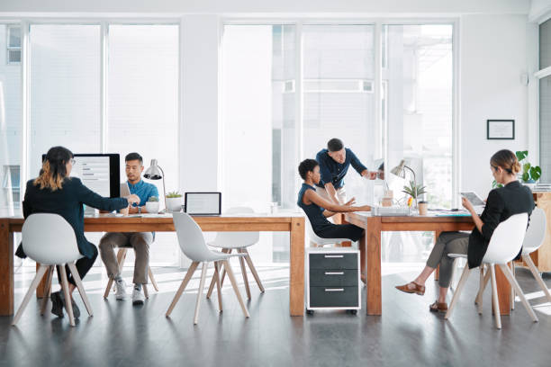 誰もが自分の役割を果たす - office furniture open plan desk ストックフォトと画像