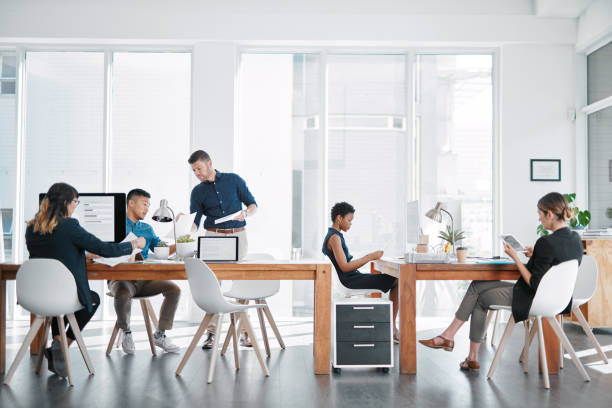 el manejo de negocios como los go getters son - oficina de plan abierto fotografías e imágenes de stock