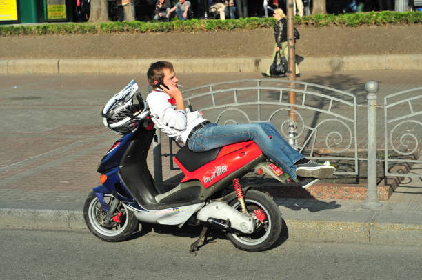 バイクに横たわっている男 - kyiv editorial land vehicle engine ストックフォトと画像