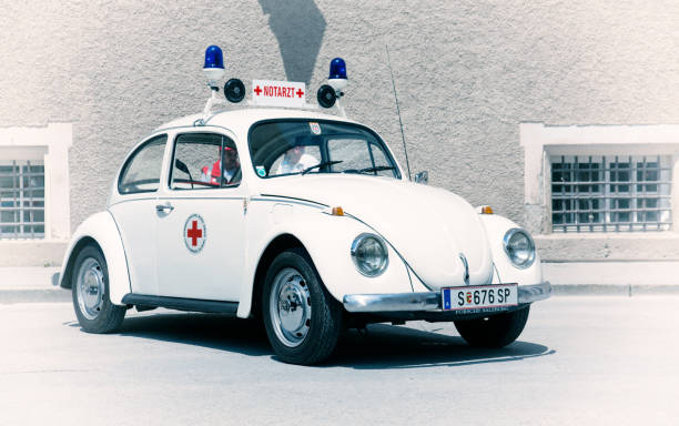 retro 1970 czerwony krzyż volkswagen - historyczny światowy wypadek zdjęcia i obrazy z banku zdjęć