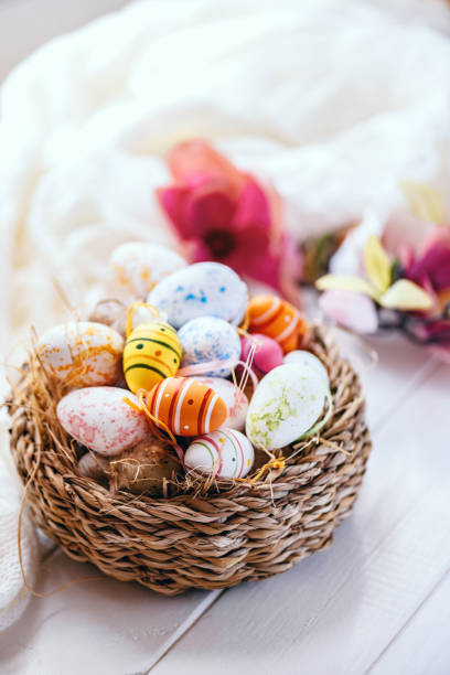 cesta agradàvel decorada de easter com flores - easter basket eggs yellow - fotografias e filmes do acervo