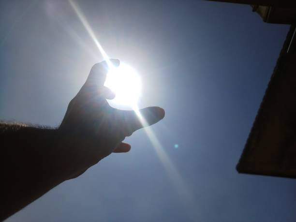 istock SUN and HAND. Cathing the sun. Amazing. 1135575338