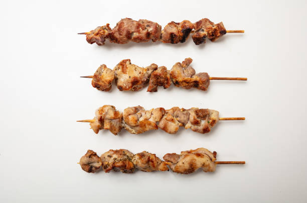 souvlaki viande grecque traditionnelle, isolée sur fond blanc, vue de dessus - white meat grilled barbecue chicken photos et images de collection