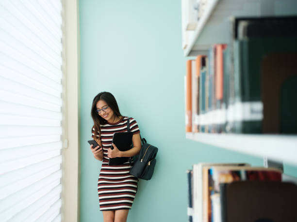 sms sorridenti per studenti universitari - library student latin american and hispanic ethnicity university foto e immagini stock