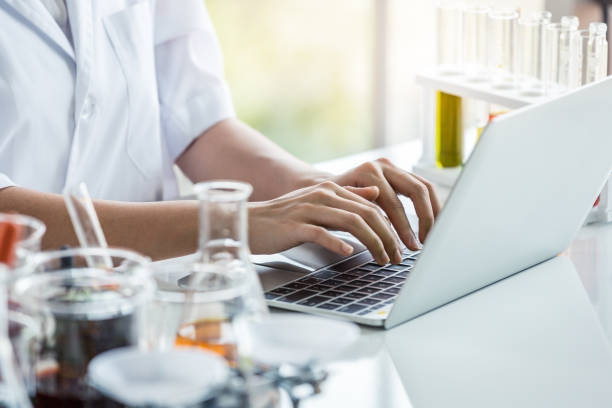 scientist women research laboratory in lab with laptop - laboratory doctor white collar worker research imagens e fotografias de stock