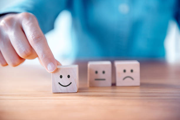 la mano del cliente del cierre elige la cara sonriente en el cubo de madera, grado de servicio, concepto de la satisfacción. - smiley face smiling sign people fotografías e imágenes de stock