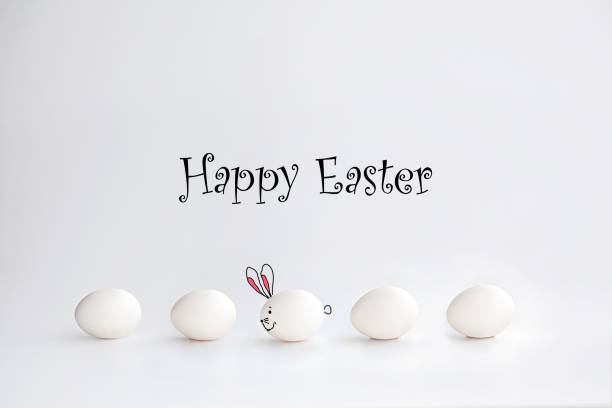 イースターのための楽しいカード。碑文と白い背景に卵からウサギを描いた - easter easter bunny fun humor ストックフォトと画像