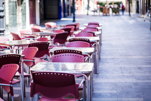 보도 카페의 빈 탁자 - sidewalk cafe 뉴스 사진 이미지