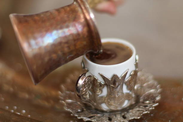 tradycyjna turecka kawa - coffee table non alcoholic beverage turkish coffee black coffee zdjęcia i obrazy z banku zdjęć