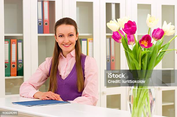 Foto de Recepcionista e mais fotos de stock de Recepção de hotel - Recepção de hotel, Flor, Recepcionista