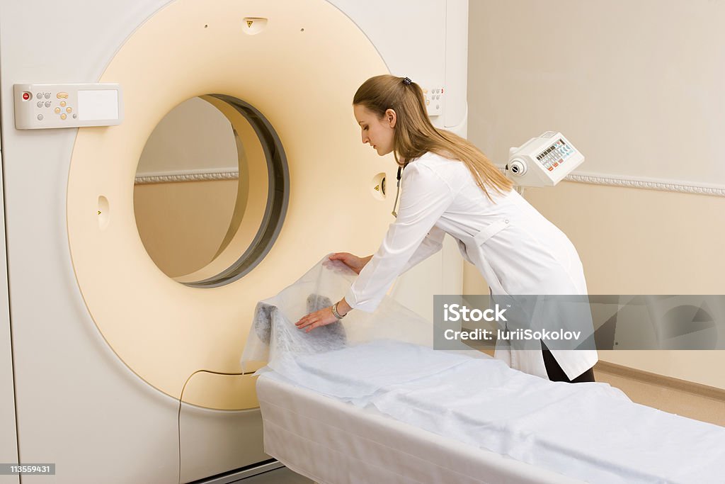 Test du patient femme avec nouvelles technologies - Photo de Scanner à résonance magnétique libre de droits