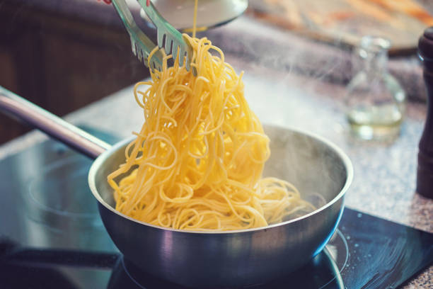 préparation de spaghetti avec vongole - pâtes alimentaires photos et images de collection