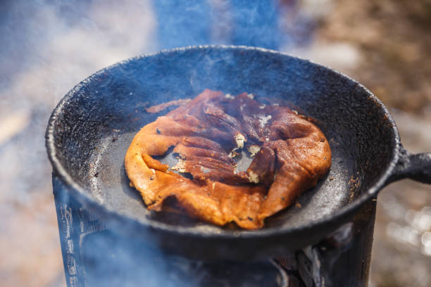 spalony naleśnik na patelni. gotowanie na świeżym powietrzu w ogniu - pan frying pan fire fried zdjęcia i obrazy z banku zdjęć