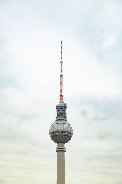 телебашня фернсехтурм в берлине на фоне неба - berlin germany overcast dramatic sky skyline стоковые фото и изображения