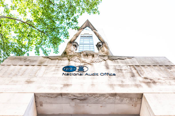 arquitetura exterior do edifício de escritório nacional da auditoria com sinal dentro reino unido, distrito do bairro de pimlico - palace buckingham palace london england england - fotografias e filmes do acervo