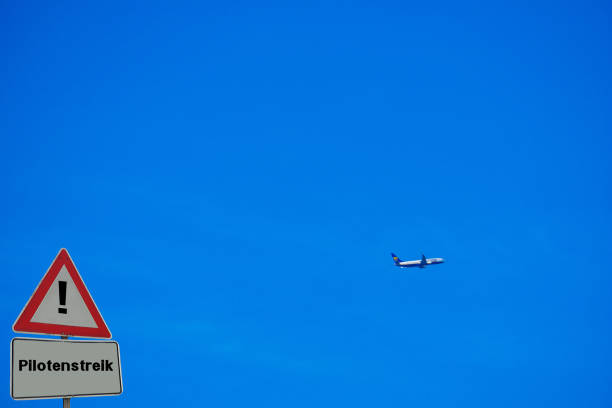 istock Sign Strike by the Pilots german 