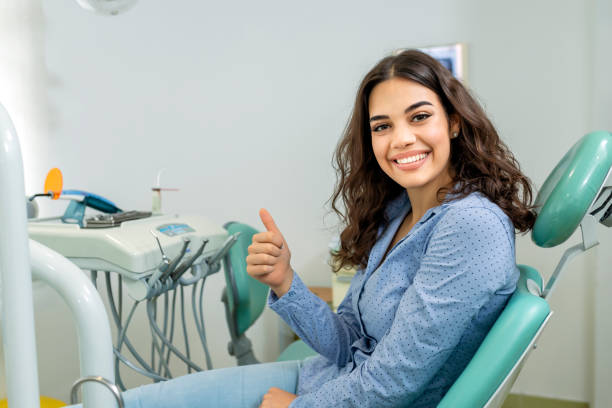 mulher bonita nova após o tratamento dental bem sucedido - smiling dentist office dentists chair women - fotografias e filmes do acervo