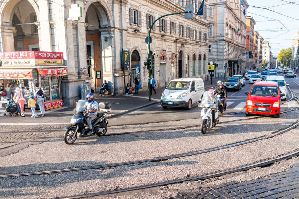 włoska ulica na zewnątrz w mieście w porannej drodze ze sklepami w pobliżu dworca kolejowego termini i ruchem z motocyklami - roma termini zdjęcia i obrazy z banku zdjęć