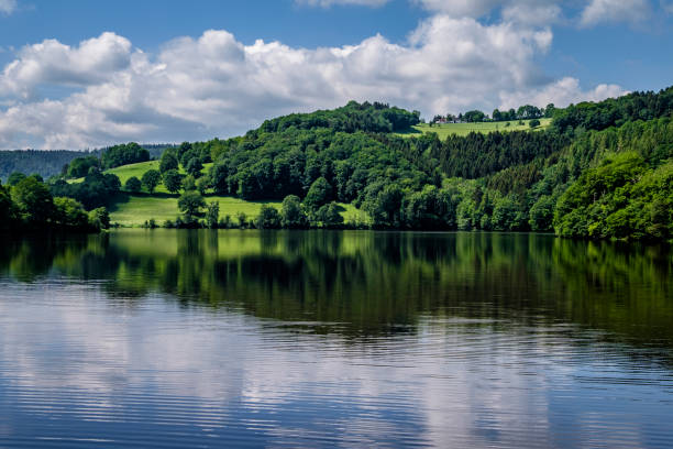 obersee (rursee superior), un lago del embalse entre las ciudades de einruhr y rurberg, districtos de simmerath situado en la "región de las ciudades" aquisgrán, alemania - eifel fotografías e imágenes de stock