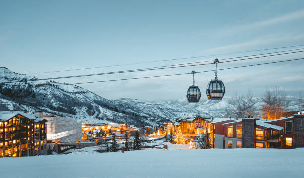 snowmass village ski lifts - skiing winter snow mountain imagens e fotografias de stock