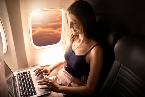kobieta używająca laptopa w fotelu samolotu - commercial airplane airplane business travel flying zdjęcia i obrazy z banku zdjęć