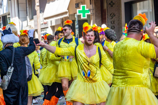 les participants de défilé de carnaval masculin habillés en tant que femmes dansent dans la rue, à xanthi, en grèce du nord-est - sylvester photos et images de collection