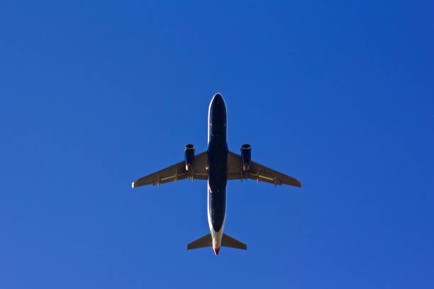 Jetting off Passenger plane from beneath jetting stock pictures, royalty-free photos & images