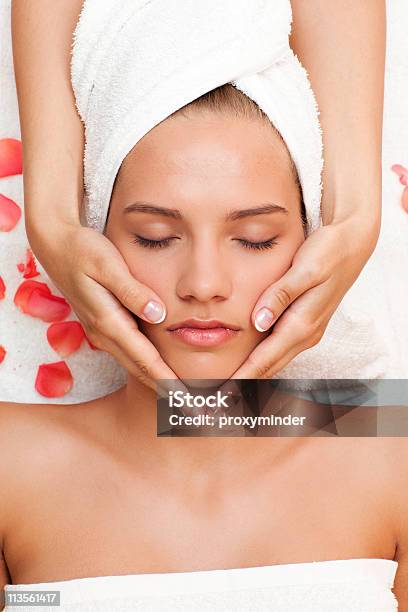 Foto de Bela Jovem Mulher Recebendo Massagem De Rosto De Mulher Mãos e mais fotos de stock de Massagem Facial