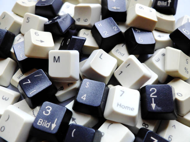 Black and white computer keyboard keys, mostly numeric with ML (Machine learning) buttons at the front. Concept of unstructured big data that need to be sorted ready to be consumed by ML or deep learning. teclas de teclado de ordenador en blanco y negro, en su mayoría numéricas con botones ml (machine learning) en la parte delantera. concepto de macrodatos no estructurados que necesitan ser ordenados listos para ser consumidos por ml o aprendizaje profund
