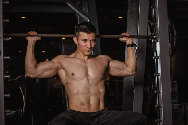 fit chinese hombre practicando duro en el gimnasio - body care asian ethnicity body building toughness fotografías e imágenes de stock
