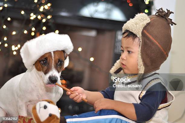 Niño Y Su Perro Foto de stock y más banco de imágenes de Niño - Niño, Compartir, Mascota