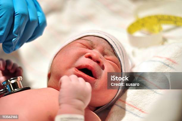 Neugeborenes Baby Weint Stockfoto und mehr Bilder von 0-11 Monate - 0-11 Monate, Arzt, Auf dem Rücken liegen