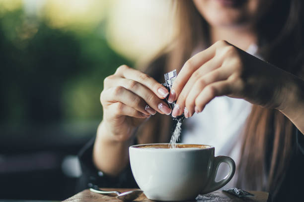 femme ajoutant le sucre au café aromatique frais sur la table, gros plan - pouring coffee human hand cup photos et images de collection