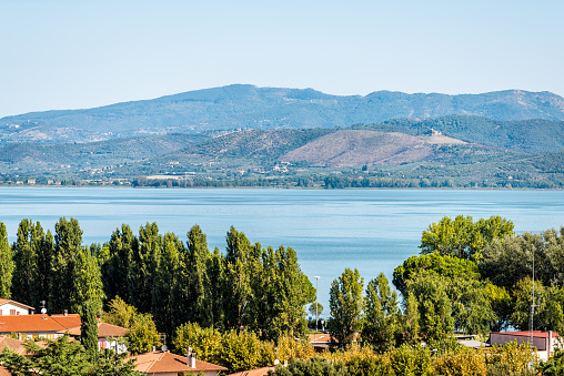 トラジメーノ湖カスティリオーネデルラーゴで高角度 ウンブリア州 イタリア誰とも晴れた夏の日に屋根の家と水の風景の空中ビュー