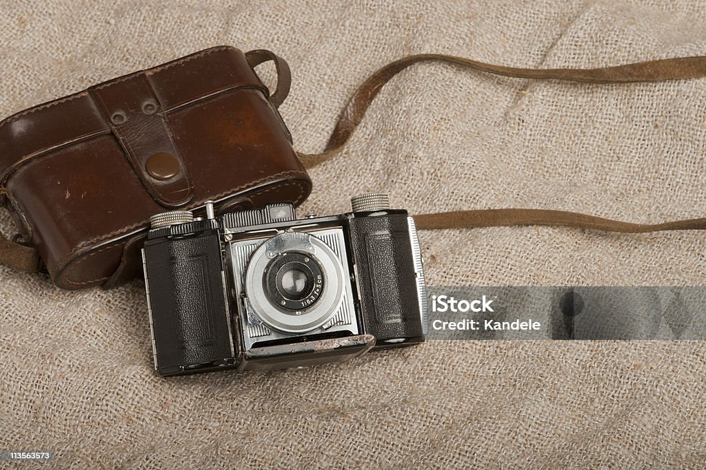 film fotocamera foto d'epoca su sfondo di tela grezza. - Foto stock royalty-free di Antico - Condizione